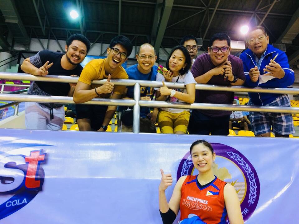 Mommydes28's tweet photo. Some of my friends took some photos with @risajun_61  @enimsajnabor @mikareyesss.. Filipinos here in Thailand cheering for our NT🇹🇭🇵🇭 #SambansaLABAN #LabanPilipinas #AVC2018 https://t.co/BZGVLPdcxZ