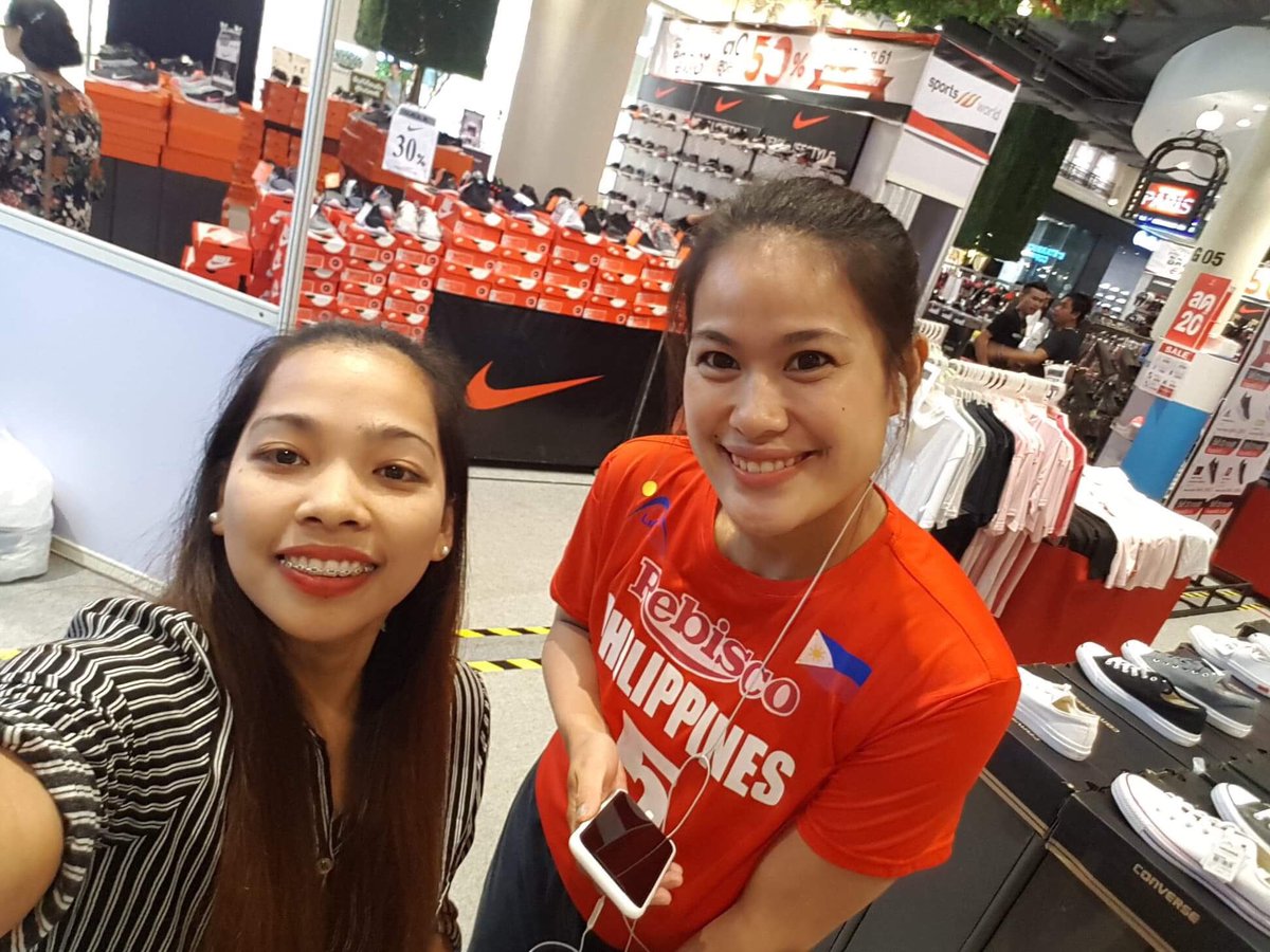 Mommydes28's tweet photo. Some of my friends took some photos with @risajun_61  @enimsajnabor @mikareyesss.. Filipinos here in Thailand cheering for our NT🇹🇭🇵🇭 #SambansaLABAN #LabanPilipinas #AVC2018 https://t.co/BZGVLPdcxZ
