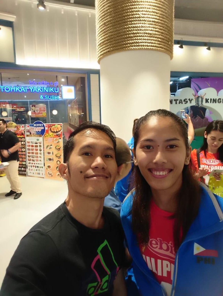 Mommydes28's tweet photo. Some of my friends took some photos with @risajun_61  @enimsajnabor @mikareyesss.. Filipinos here in Thailand cheering for our NT🇹🇭🇵🇭 #SambansaLABAN #LabanPilipinas #AVC2018 https://t.co/BZGVLPdcxZ
