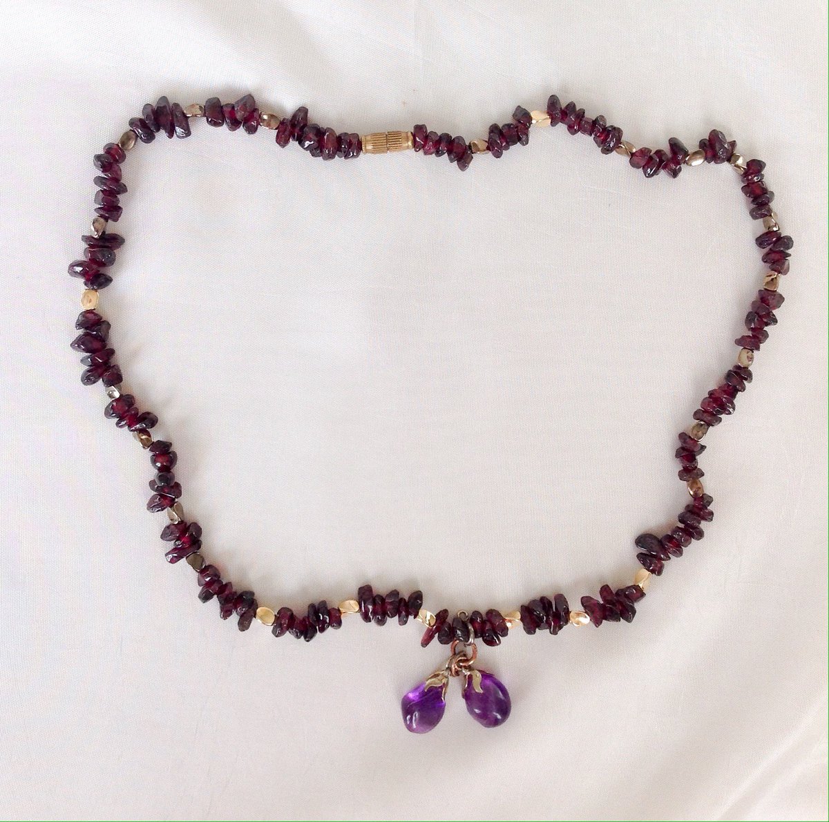ameliataeed's tweet image. from my #etsy shop: Art of Jewellery - #QueenSoraya #jewellery #stone #necklace #Garnet #Amethyst
A simple and elegant piece of #jewellery  etsy.me/2xFurT9
