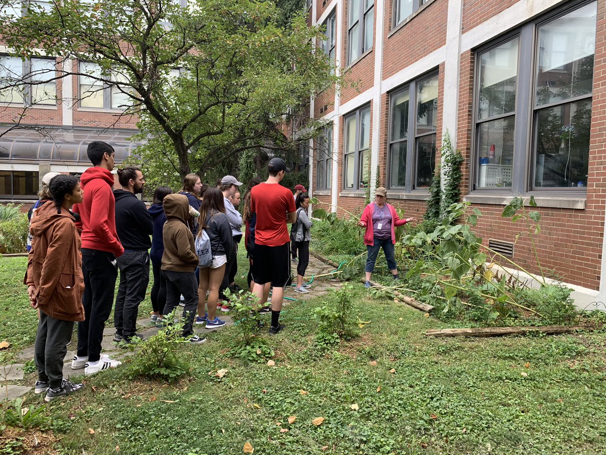 DrSherriBarrow's tweet photo. Butler students volunteered today in our courtyard garden! We are blessed by this amazing relationship! 44 hours served today! Thank you @VolunteerCenter #ButlerServes #CourtyardGarden @butleru @Shortridge https://t.co/hNshfHfU0z