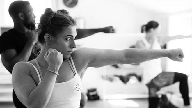 ecuavisa's tweet photo. #SALUDECUAVISA #BoxingYoga: Cómo es la combinación de #boxeo y #yoga ¡TIENES QUE SABERLO!  🤯😱  https://t.co/fSrfwFXXkP https://t.co/AxHR9mGznG