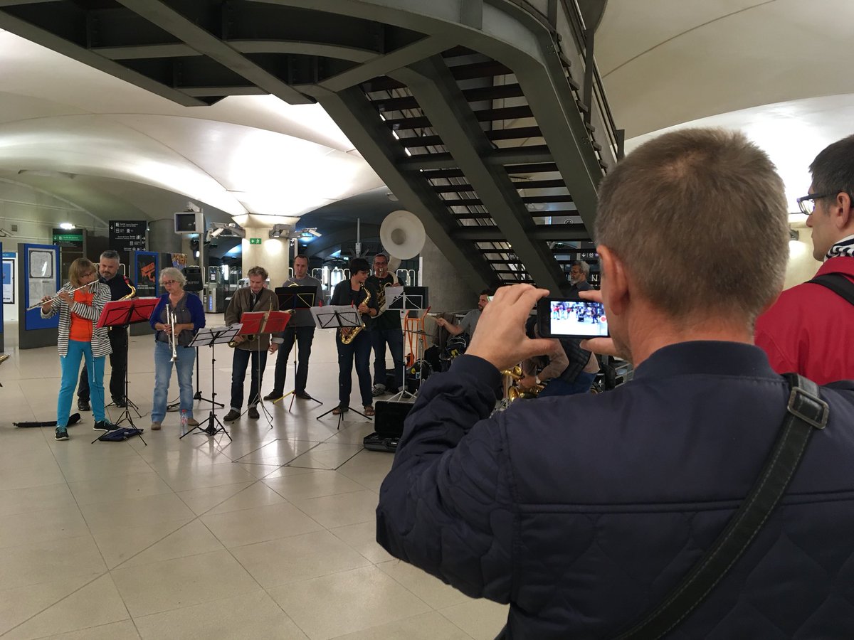 mariesenave's tweet photo. Le groupe Courant d’air show fait une pause rythmée dans la gare @RERC_SNCF de Bibiliotheque François Mitterrand. 🎼🎷 https://t.co/TvhsmP71yB