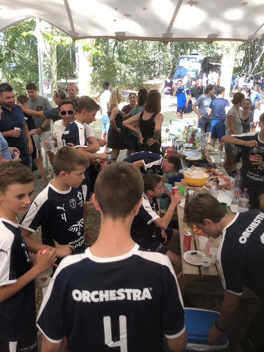 CGuillaumon's tweet photo. Très belle journée d’intégration organisée par la #MHBAssociation. Un beau terroir pour recevoir un grand club ! Merci aux organisateurs et à #jeanpierreGirard pour son accueil 👍 @mhbofficiel @remy_levy @PUMA https://t.co/j883gWOr9K
