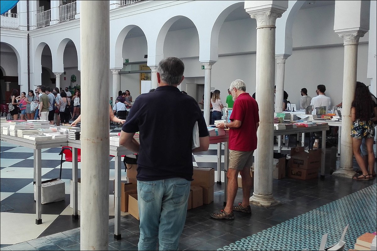 CICUS_'s tweet photo. Gran ambiente esta mañana en #CICUS @unisevilla gracias a #CJD18 y #Bookstock2018.. Retomamos la actividad a las 18 h con charlas, mesas redondas, sesiones de #spokenword y en torno a 50 editoriales presentando sus novedades en nuestro patio: https://t.co/nuRRC1vkvR https://t.co/LRx8cLkHg4