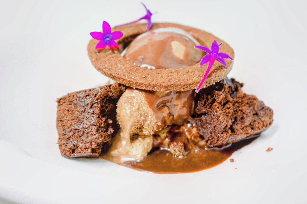 TeresaAzafran's tweet photo. Alguien ha metido la cuchara en este postre de #chocolate antes de hacer la foto 🧐🤨 (he sido yo?!!😁) #TehemospilladoTeresa
Chocolate, chocolate y chocolate.
🍫🍫🍫
Hora de merendar! #RteAzafran #cartadepostres #cartadulce #postres #pastry #galguerias #LaMancha #Villarrobledo https://t.co/K4c4lfBTz7