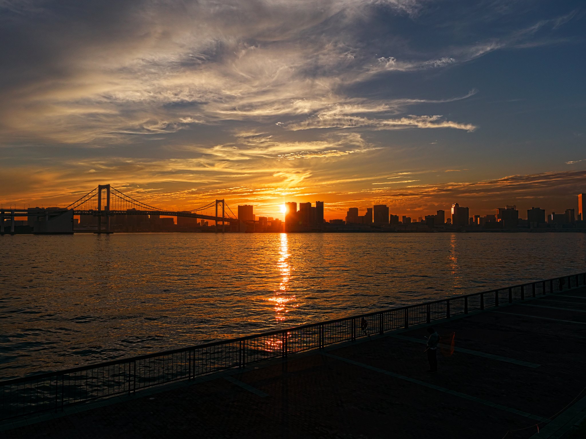 Kori ぐるり公園で日没 夜の豊洲を撮影 人少ないのはいいんだけど移動が レンズ M Zuiko Digital Ed 12 40mm F2 8 豊洲ぐるり公園 東京湾 東京 レインボーブリッジ 写真好きな人と繋がりたい ファインダー越しの私の世界 夜景 夕焼け 夕日