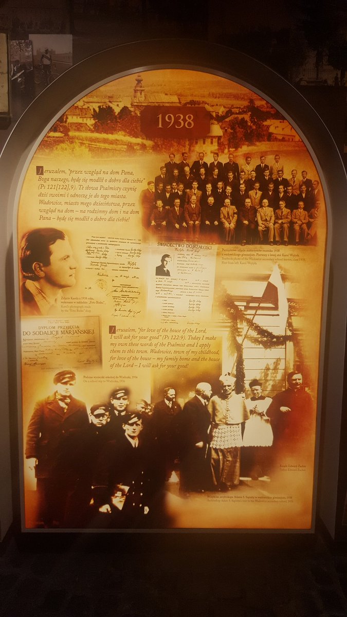 RadekPyffel's tweet photo. Świadectwo dojrzałości Karola Wojtyły. Nie ukrywam, że zaimponował mi najwyższymi ocenami z języków #łacina #greka #niemiecki (i oczywiscie #polski).
Później już łatwo poszło i nauczył się kolejnych, co znakomicie wykorzystywał już jako przywódca Kościoła Rzymskokatolickiego. https://t.co/tMZ5GNJWj6