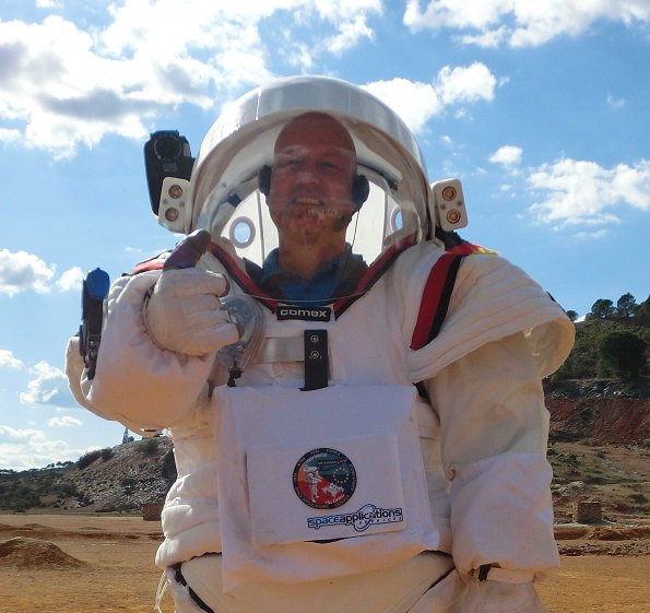 People_Of_Space's tweet photo. ... #btw, during that event of project #MoonWalkEU in the Rio Tinto area I personally made a great experience: wearing the analogue #space suit Gandolfi 2 by the company #COMEX! A dream was coming true! Thank you, @p_weiss_comex! https://t.co/Q6B8kamcSR