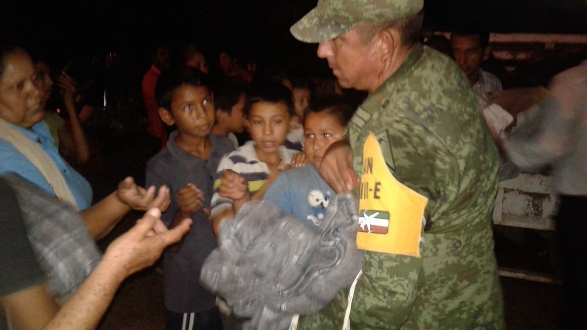Elementos de @SEDENAmx de la 9/a. zona militar entregaron despensas y continúan aplicando el #PLANDNIIIE con el traslado y repartición de víveres en las comunidades más afectadas por las fuertes lluvias en #Sonora y #Sinaloa (Via: <a href="/Guiesga/">Guillermo Espinosa</a>)