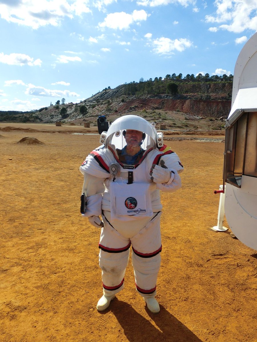 People_Of_Space's tweet photo. ... #btw, during that event of project #MoonWalkEU in the Rio Tinto area I personally made a great experience: wearing the analogue #space suit Gandolfi 2 by the company #COMEX! A dream was coming true! Thank you, @p_weiss_comex! https://t.co/Q6B8kamcSR
