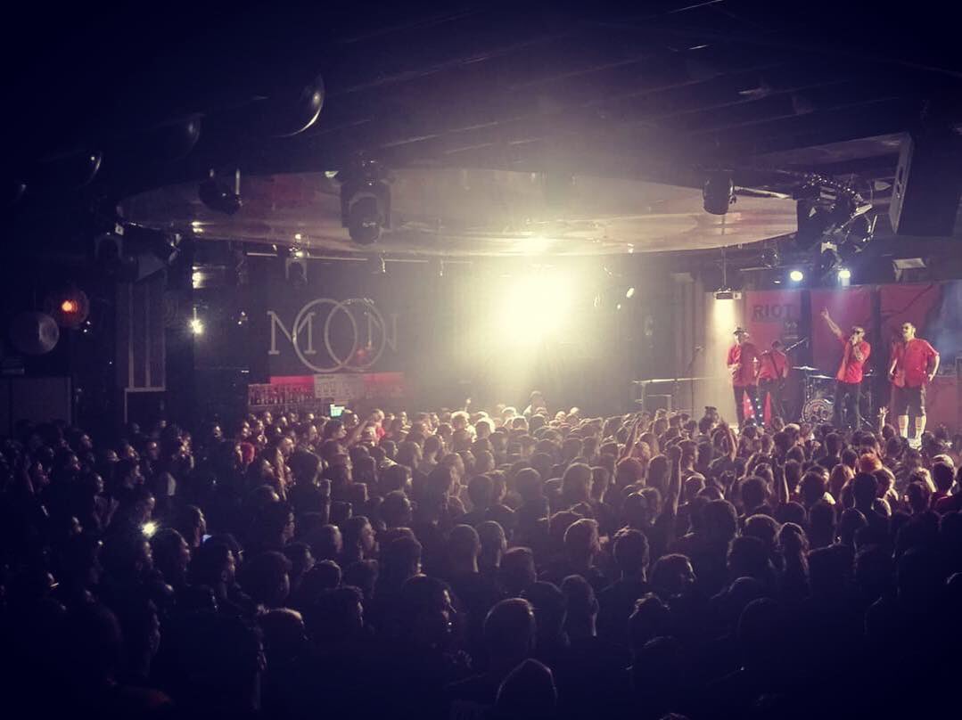 GRÀCIES, VALÈNCIA! 

Una nit que mai oblidarem. Gràcies per omplir la sala i fer suar cada racó del lloc. Immillorable comiat. 

Ja estem a Barcelona provant so. 

A les 20:00 comencen els concerts. Nosaltres 23:15. 

Us esperem!