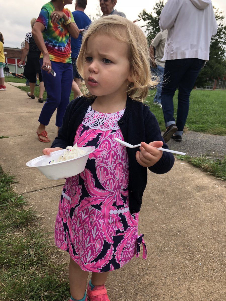 CookReading's tweet photo. Book worm cupcakes and ice cream social! YUM! @missyfanshaw @RodgersForgeES https://t.co/ESpJb12Gf3