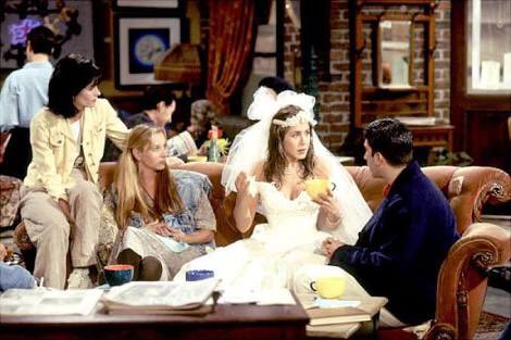 papelpop's tweet photo. Rachel desistiu do casamento e entrou assim no Central Perk 24 anos atrás. Foi exatamente hoje, dia 22 de setembro, que o primeiro episódio de Friends foi ao ar nos EUA. ❤️ https://t.co/JeCthWPcVL