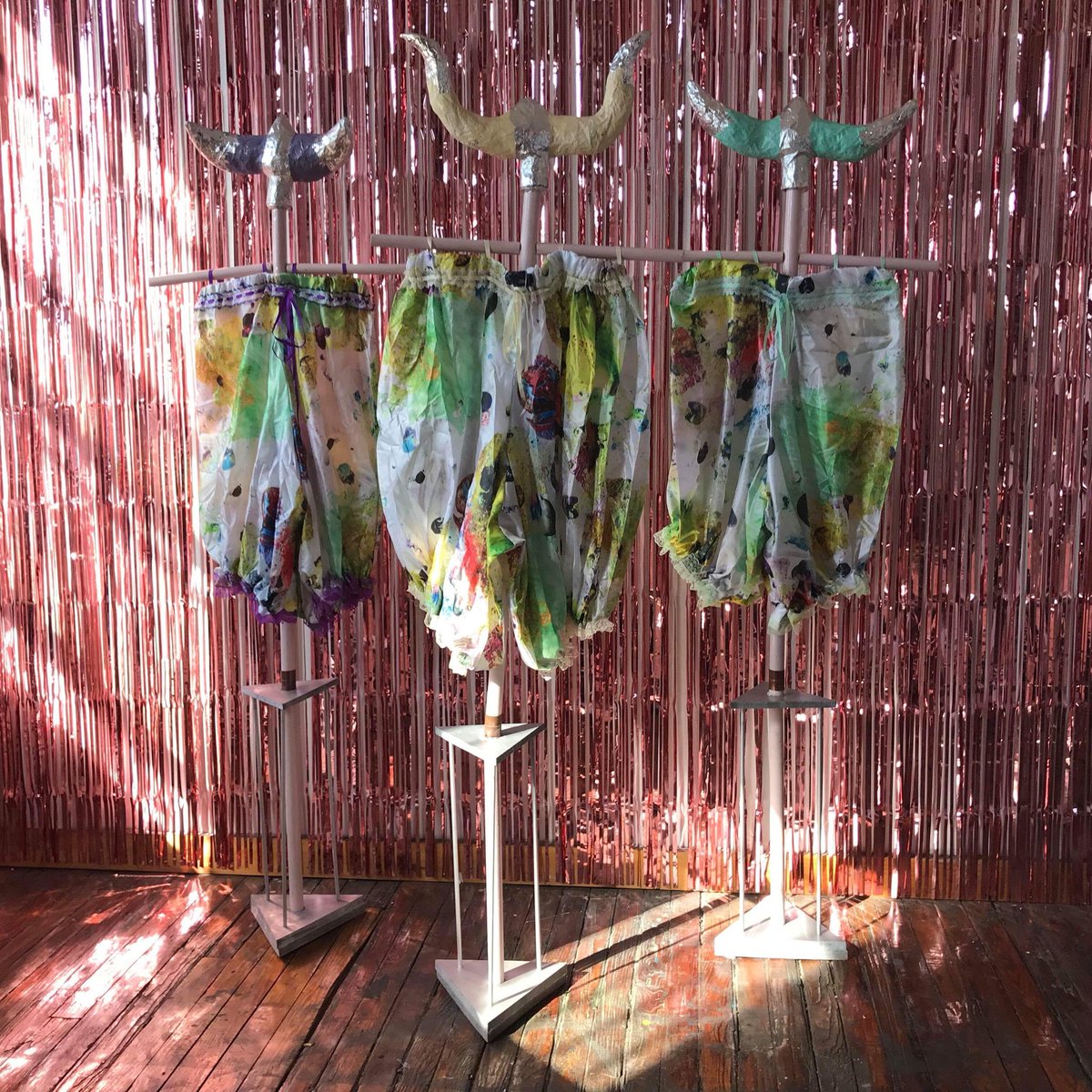 AnnaFCSmith's tweet photo. More photos being beamed over to me from New York 💕💕🗽 The Merry Wagtail Jades looking sparkly at Mothership NYC - Thanks to @karlsenlotte @alexartsmcr @art511mag .
#mothershipnyc #pankhurstinthepark #pitp18 #newyork #wiganart #sculpture #cuckhold https://t.co/MxopwBEP63