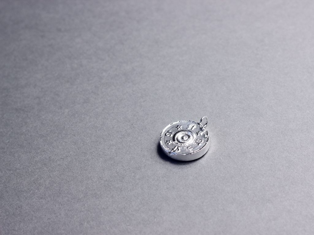 CastExperiences's tweet photo. This was made as a dog tag 🐶🤩 .. Brought to life using an empty bullet casing, which we heated over a candle and melted into the top of the wax 😅
The pooch’s name was engraved onto the reverse .. and would you believe it .. our first #dogtag casting 🚀🐶
#experiencecast https://t.co/h30yXsvBvA