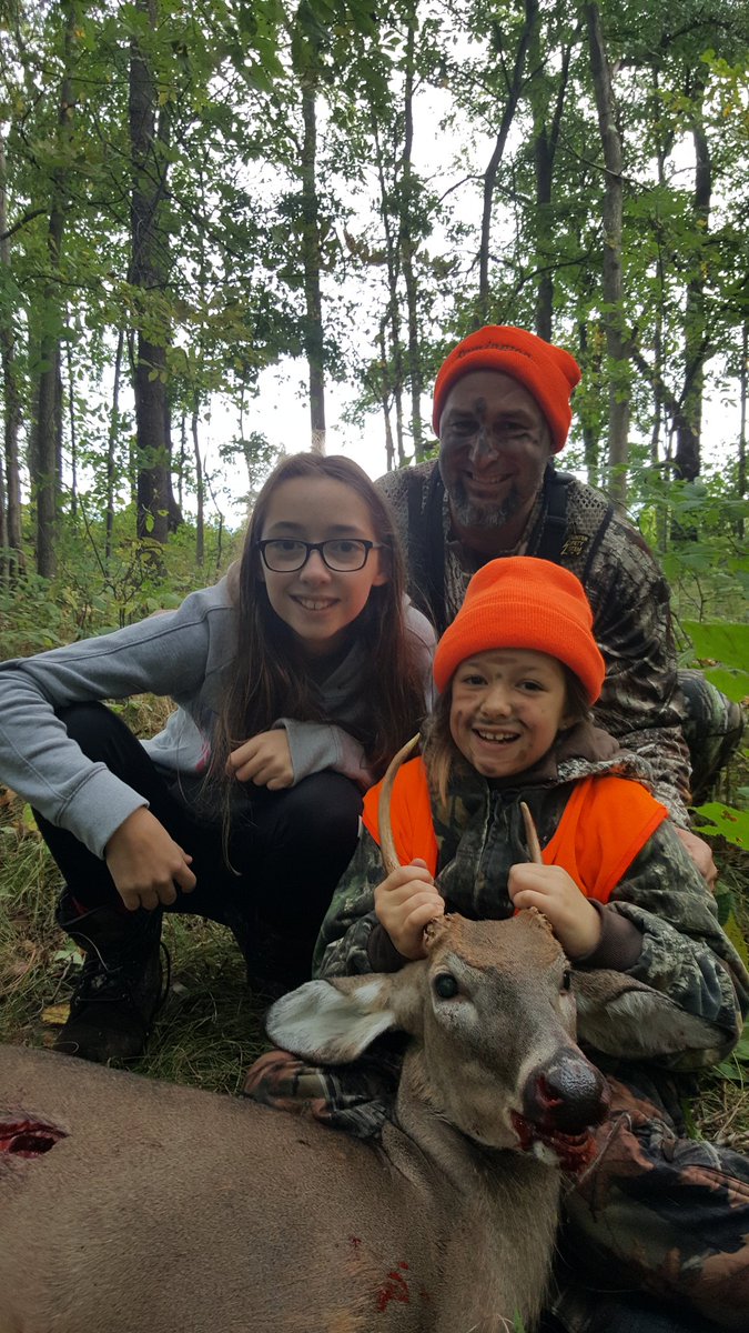 bigbuckkilla66's tweet photo. Today will go down as one of my best days in the woods! My 8 yr old daughter smoked this buck! Im beyond proud of her! https://t.co/3F3OwlowIQ