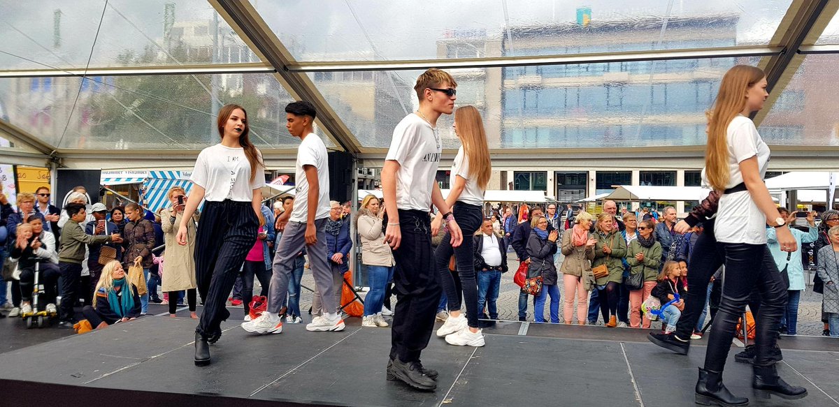 NP_BusinessAdmi's tweet photo. Onze 1e jaars studenten van de mode-opleiding (Junior Stylist) lopen modeshow op #GroteMarktGroningen tijdens het #050mode event. De t-shirts zijn zelfgemaakt olv modeontwerper en @noorderpoort docent @JanBoelo #trots Meer info over deze opleiding op https://t.co/7tYt2qO15s https://t.co/EreiY0FQTv