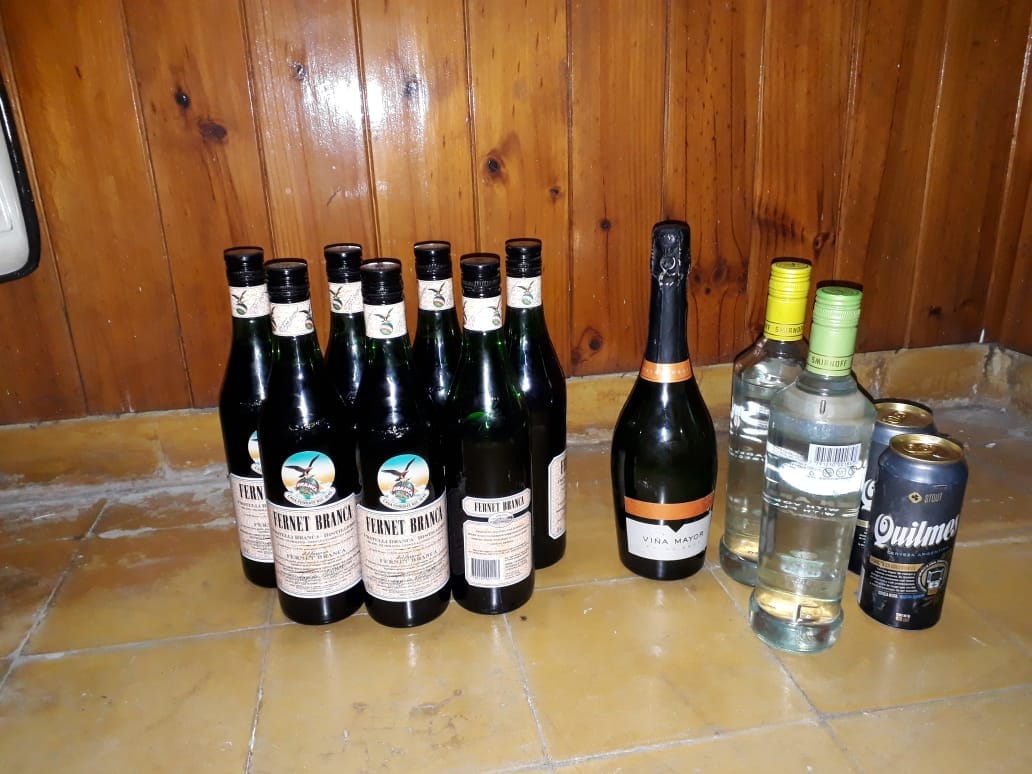 cosasquepasanfm's tweet photo. En el día del estudiante la policía retuvo 7 fernet branca, 2 vodkas, 1 champagne y 2 cervezas. Ya sabemos donde se pone la previa hoy. https://t.co/mnJTPl4XgI