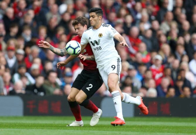 Raúl Jiménez peleando el balón con Victor Lindelöf