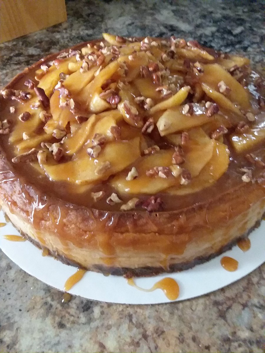 AimieJMiller's tweet photo. A cheesecake for the new season. #caramelapple #cheesecake #PrettieTastie https://t.co/2ZJ3W0H417