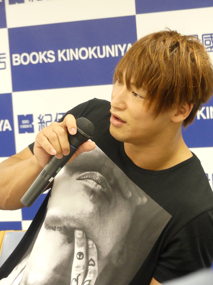 nasebanarusa's tweet photo. G1後に行った発売予定のカレンダー撮影で、撮影中に体の歪みを指摘された話をしてる時のいぶっさん
なぜかはねてる髪の毛
トーク中も楽しそうだった😄
#NEWWORLD2 #njpw https://t.co/vtaD7pisy4