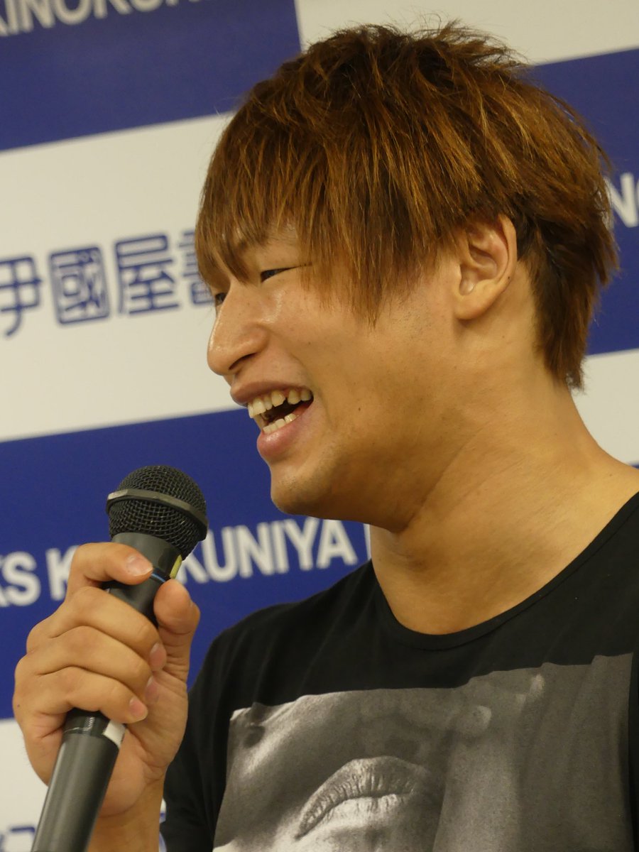 nasebanarusa's tweet photo. G1後に行った発売予定のカレンダー撮影で、撮影中に体の歪みを指摘された話をしてる時のいぶっさん
なぜかはねてる髪の毛
トーク中も楽しそうだった😄
#NEWWORLD2 #njpw https://t.co/vtaD7pisy4