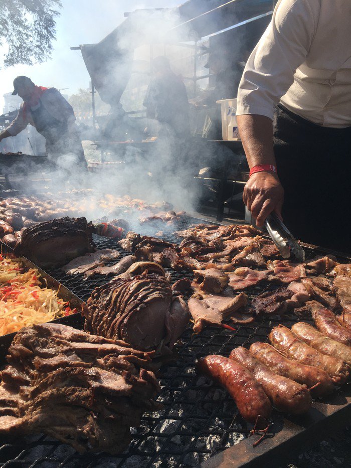 COVIAR1's tweet photo. Campeonato del #Asado // 24 duplas de #Argentina compiten en representación de sus provincias para llevarse el título al mejor parrillero y Embajador Oficial del #Vino, la Bebida Nacional que impulsa @COVIAR1  #CFAMataderos https://t.co/QEUAFH5MxU  cc @BA_Gastronomica @lemosrodri https://t.co/tuzxOTLB2c
