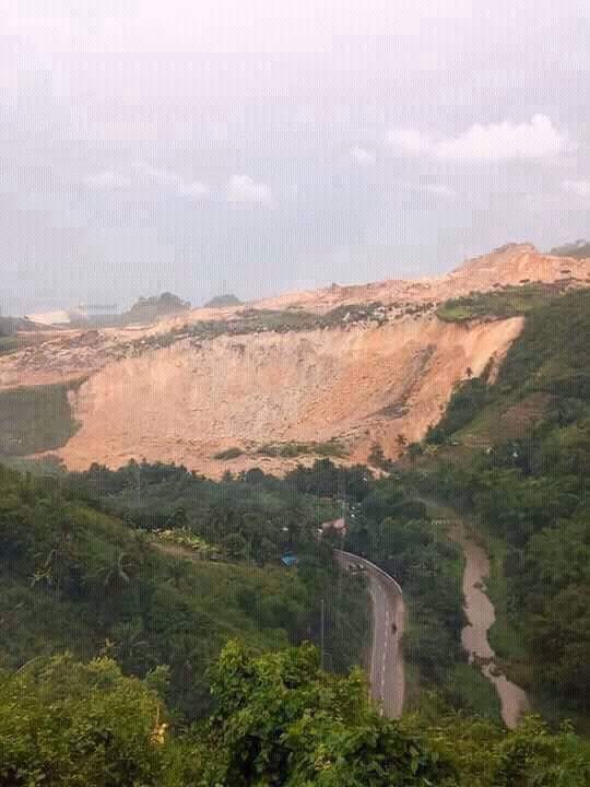 PittiPots's tweet photo. The terrible landslide in Naga, Cebu, Philippines on 20 September 2018 buried several houses and families. At least 29 people died and many were injured.
#PrayForNaga https://t.co/u5OaXqckgQ
