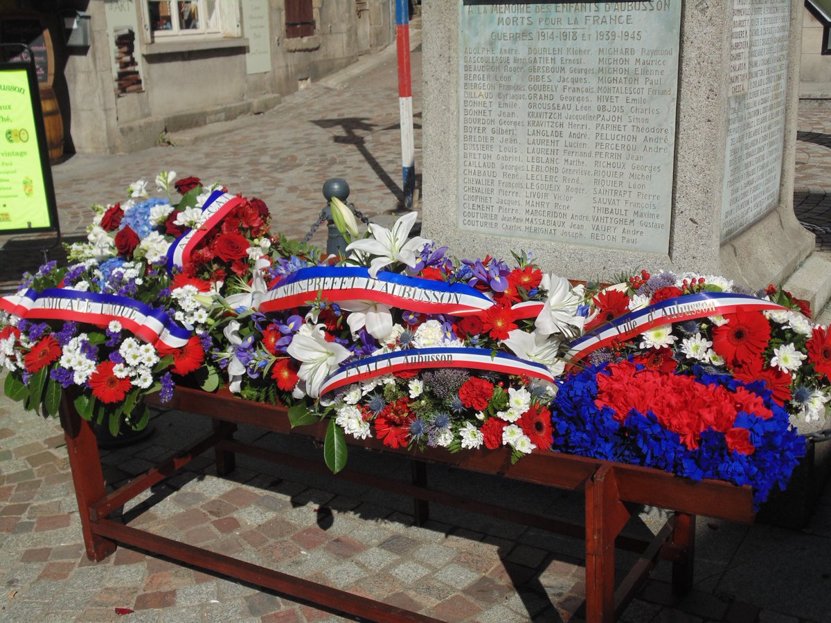 MumTaupe's tweet photo. [#SeSouvenirEncore] le monument aux morts d'Aubusson #Creuse est tout ce week-end paré des couleurs nationales et lieu de célébration. @Se3pro https://t.co/bsTJPTNTeI