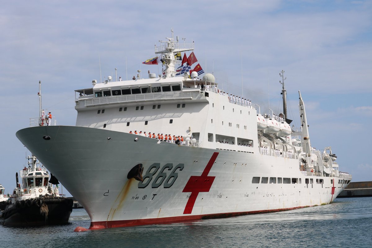 PrensaFANB's tweet photo. ¡AL INSTANTE! Desde el muelle Puerto de la Guaira es recibido el Buque Hospital "Arca de La Paz" en aras de fortalecer los lazos bilitares entre China y Venezuela en apoyo de materia de salud. #BuquesDePaz https://t.co/VOtqwRC1Yp https://t.co/MCxNFkgDP3