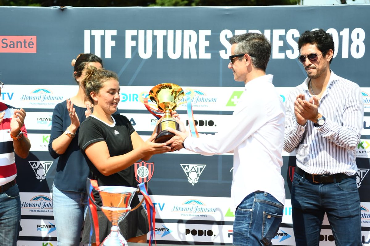 SanLorenzo's tweet photo. 🎾 La premiación del #FutureCASLA 🏆
Felicitaciones a los campeones Fernanda Brito y Gonzalo Villanueva y a toda la organización y sponsors por una semana espectacular con dos torneos internacionales de gran nivel.
#VamosCiclón 🔵💪🔴 https://t.co/FeK0GnsyeO