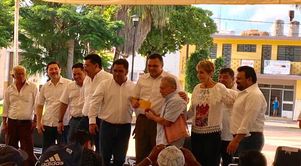 JL_NoveloA's tweet photo. Compromiso 66 del Gobernador @RolandoZapataB entrega hoy en Motul millón y medio de pesos a productores parcelarios de 30 municipios ubicados en la Zona Henequenera de nuestra Entidad en el marco del Programa de Entrega de Estímulos Económicos a la Producción de Fibra de Henequén https://t.co/KzT1HivXCl