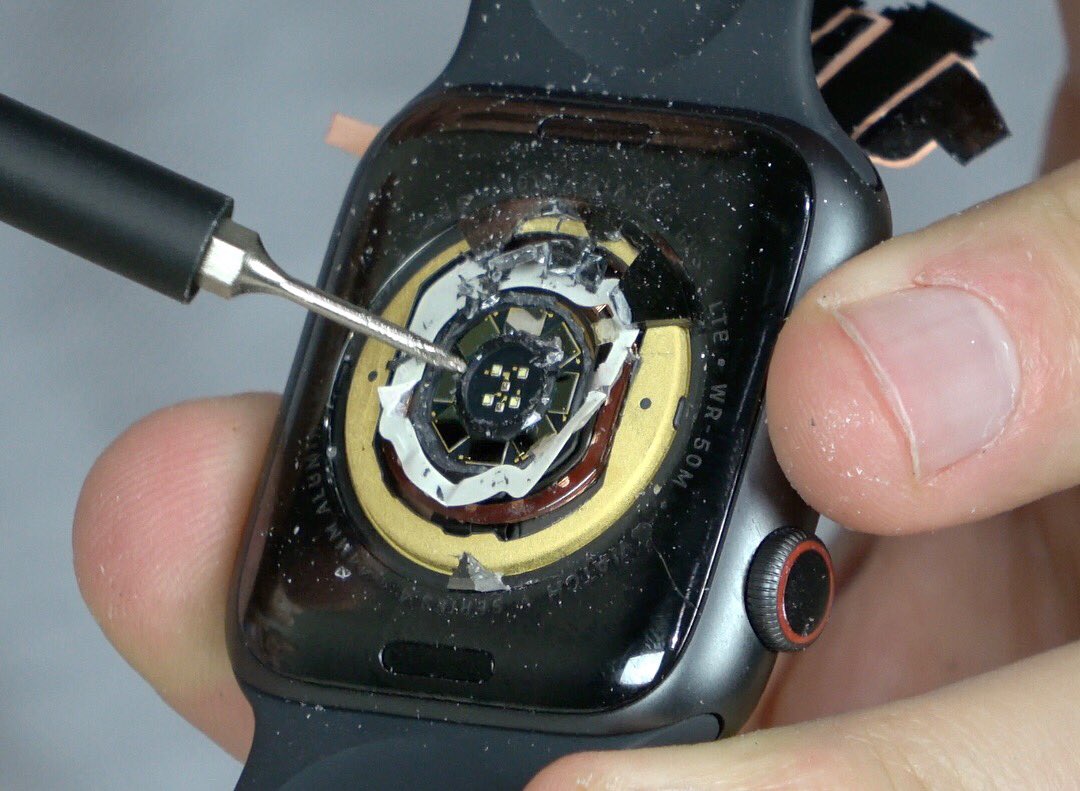 whatsinside's tweet image. Also we destroyed a series 3 vs 4 to see the inside. Pretty interesting...