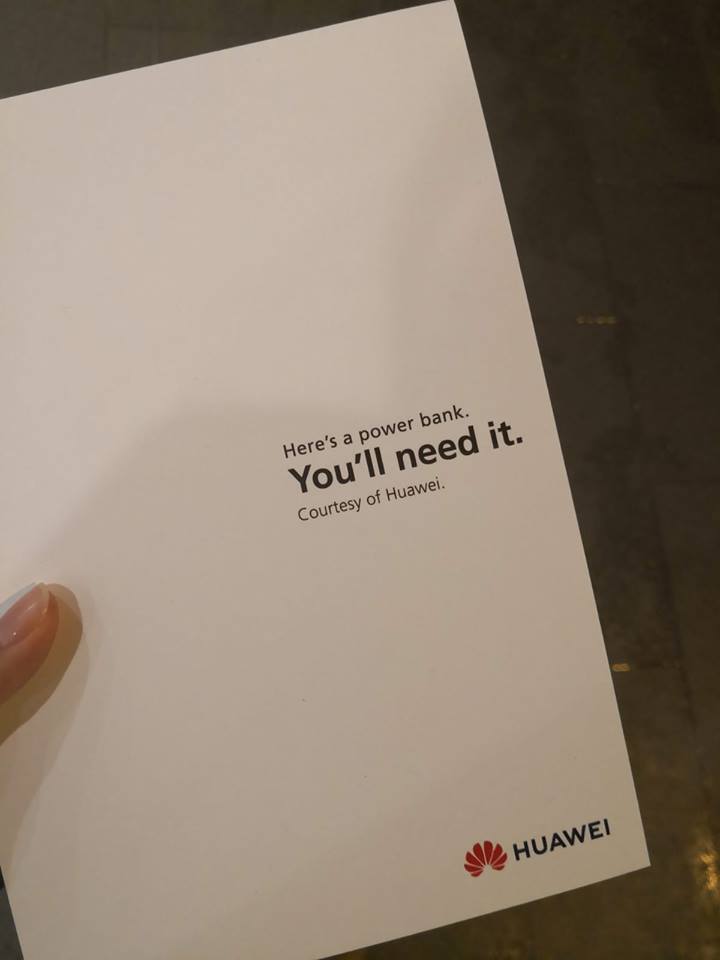 SirJadeja's tweet image. #Huawei Singapore Gave Away Power Banks To #Apple Fans Who Were In Queue To Buy New iPhones.

It Had A Message Saying &quot;You&apos;ll Need It&quot;. 

Savage Marketing 🔥😂🙏