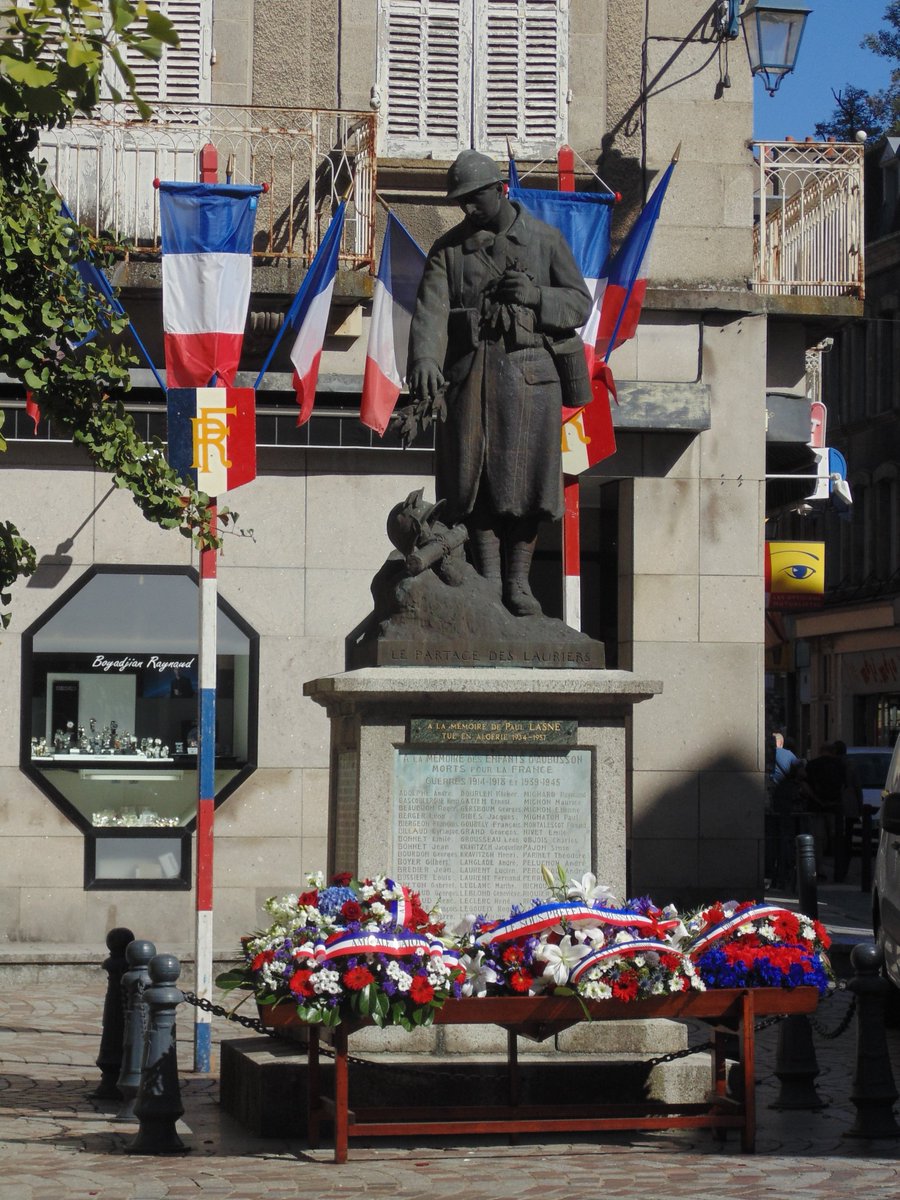MumTaupe's tweet photo. [#SeSouvenirEncore] le monument aux morts d'Aubusson #Creuse est tout ce week-end paré des couleurs nationales et lieu de célébration. @Se3pro https://t.co/bsTJPTNTeI