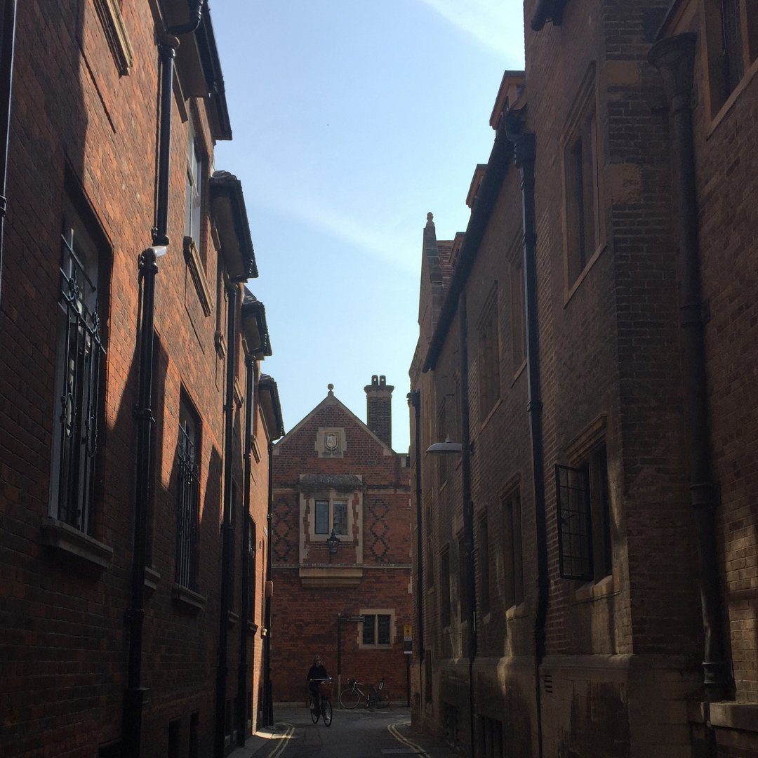 GrantaAcademy's tweet photo. We love this area of #Cambridge. Hidden away between #Trinity, #TrinityHall and #ClareCollege, it feels like you are stepping back in time. This is the journey all our students will be taking as they walk into the city centre from Robinson College. #StudyinCambridge #University https://t.co/NHiTpWVsTZ