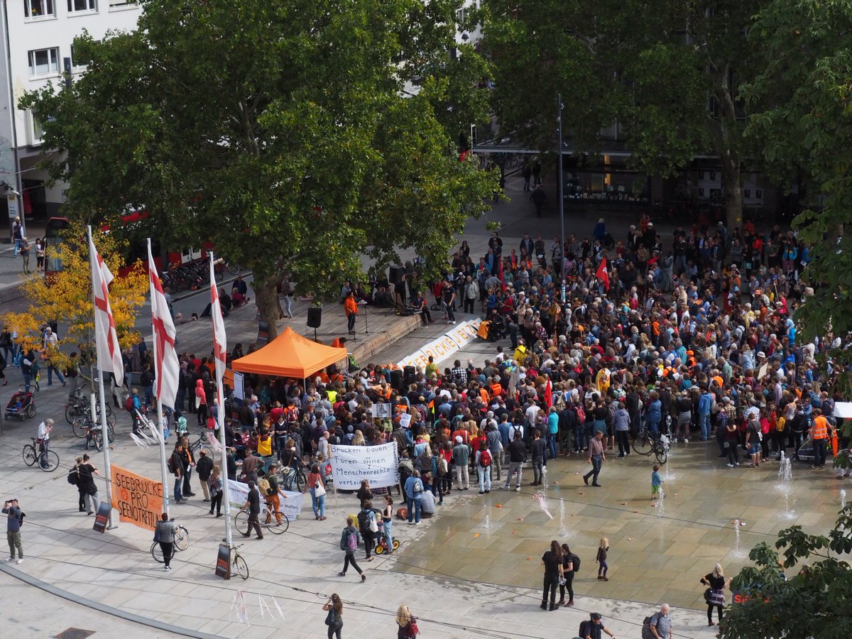SeebrueckeFr's tweet photo. Rund 2000 Menschen waren heute bei der #Seebrücke #Demo in #Freiburg. #seebrückejetzt fordern Aktivistinnen und Aktivisten auf der blauen Brücke.
(Bilder: ©Helmut Thoma) https://t.co/0fyqwjkdjm