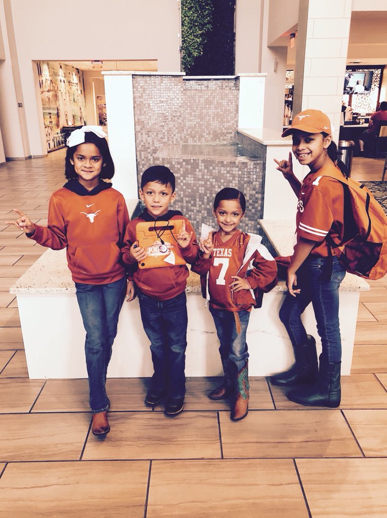 agmzsls's tweet photo. Longhorn ready 🤘🏼@UTAustin #UTvsTCU #familyweekendfun https://t.co/gGG39UWGSU