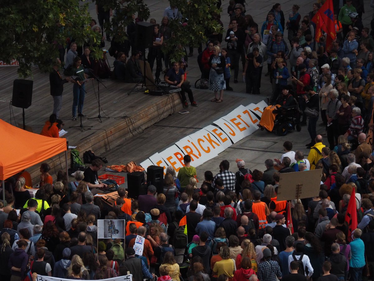 SeebrueckeFr's tweet photo. Rund 2000 Menschen waren heute bei der #Seebrücke #Demo in #Freiburg. #seebrückejetzt fordern Aktivistinnen und Aktivisten auf der blauen Brücke.
(Bilder: ©Helmut Thoma) https://t.co/0fyqwjkdjm