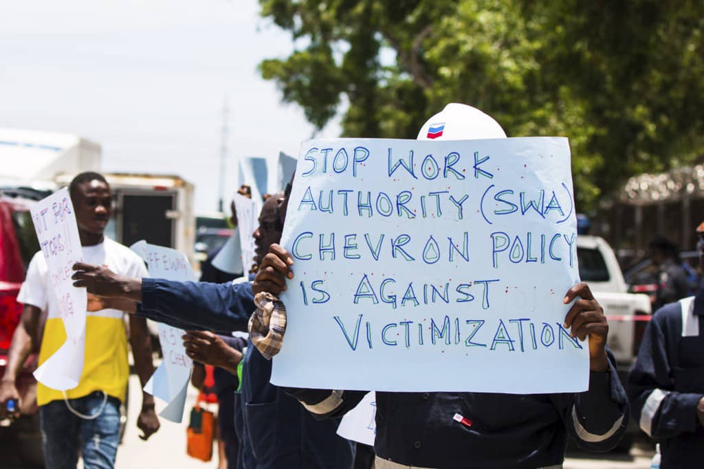 figaroperfect1's tweet photo. #EmployChevronTrainees
This is a protest due to forced labor and training scam currently being perpetuated by Chevron Nigeria Limited (CNL) after 151 graduates were engaged but perpetually kept as trainees for the past six years with the company's management not staffing them. https://t.co/5IdJ25otWN