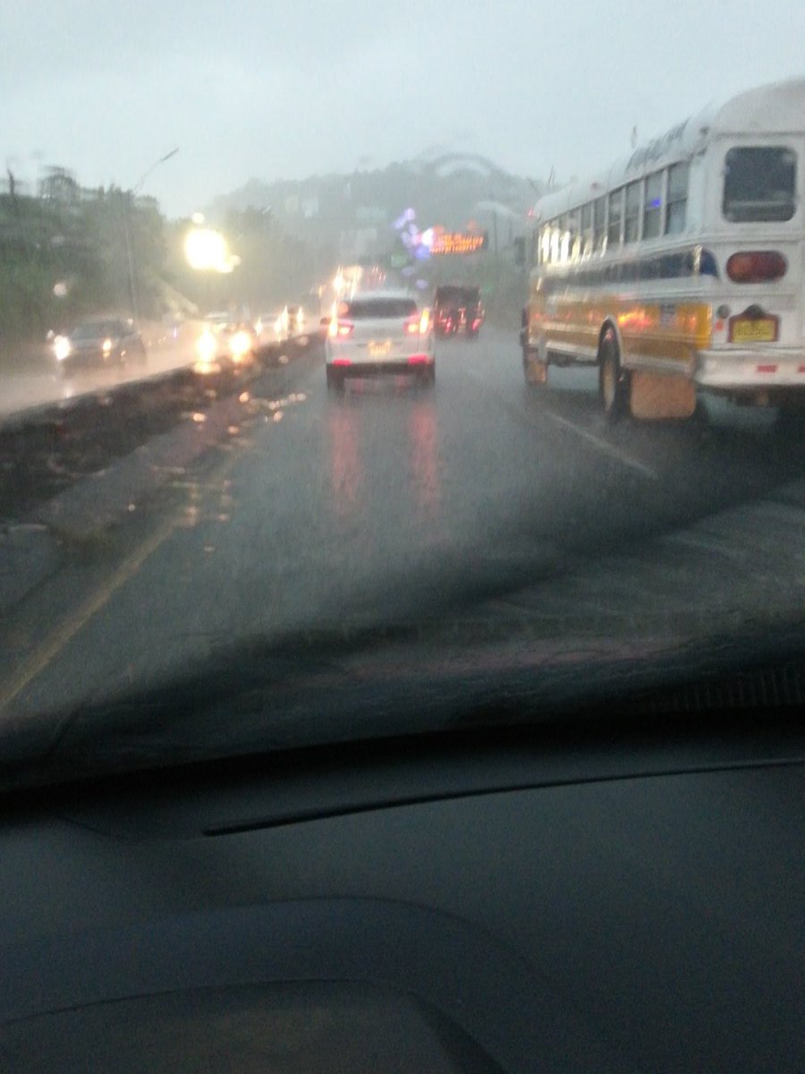 Torrencial aguacero en el area de la ciudad en estos momentos, manejar con precaución