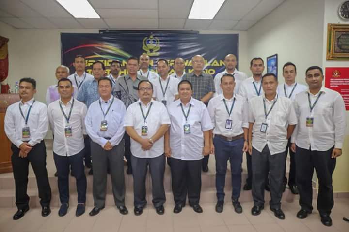 kppmkpdnkk's tweet photo. Barisan Ahli Majlis Jawatankuasa Agung KPPM KPDNKK sesi 2018-2021 bersama YB Menteri pada majlis perasmian Persidangan Perwakilan Tri Tahunan KPPM KPDNKK Ke-10. https://t.co/20gwBnAaPy