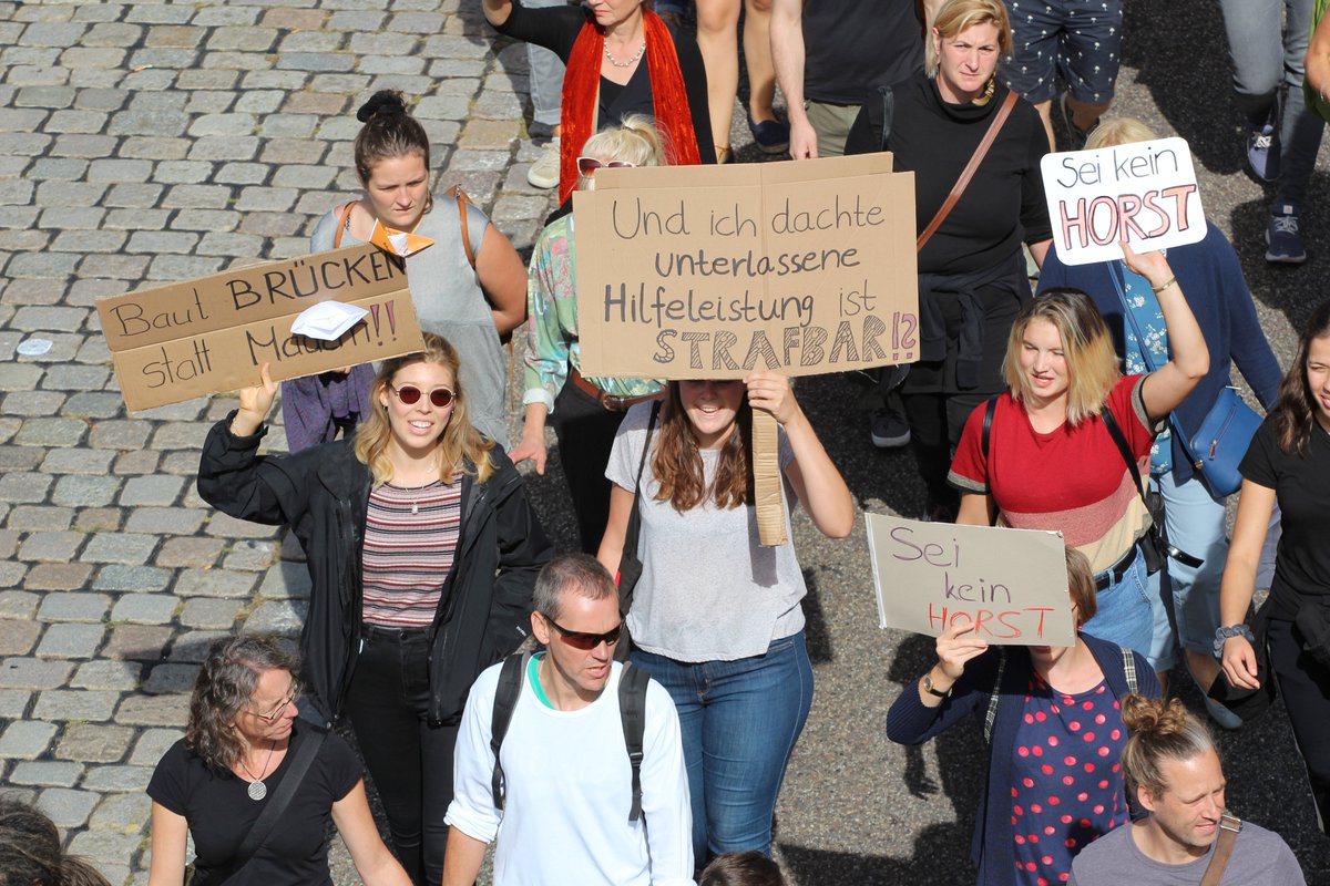 SeebrueckeFr's tweet photo. Viele Menschen waren heute in #Freiburg bei der #Seebrücke #Demo auf der Straße. Vielen Dank an Euch alle für euren Einsatz und euer Engagement. Die nächste Aktion kommt bestimmt ;) und wir halten Euch auf dem Laufenden.
(Bilder: ©Aaron Schinker) https://t.co/EmdWK3MhYd