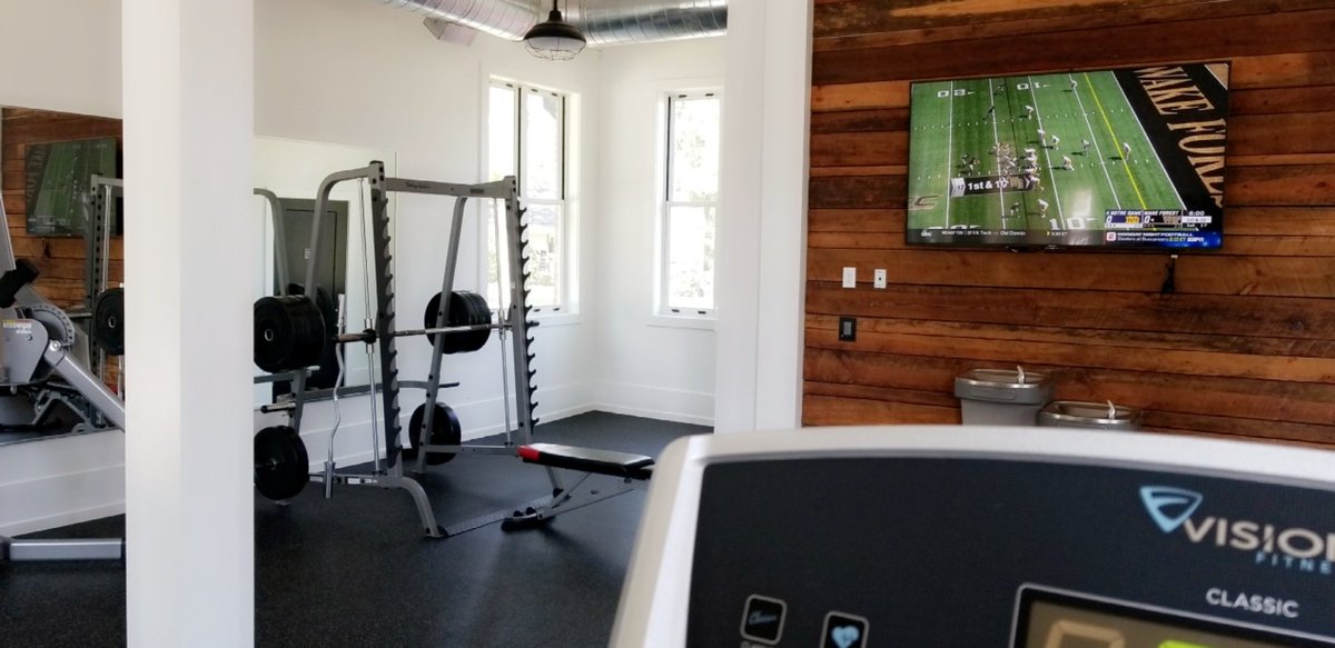 michaelaroche_7's tweet photo. There's always a way when #NotreDame is on...even if it means I gotta go to the gym #GoIrish 🍀 https://t.co/309wRGlclc
