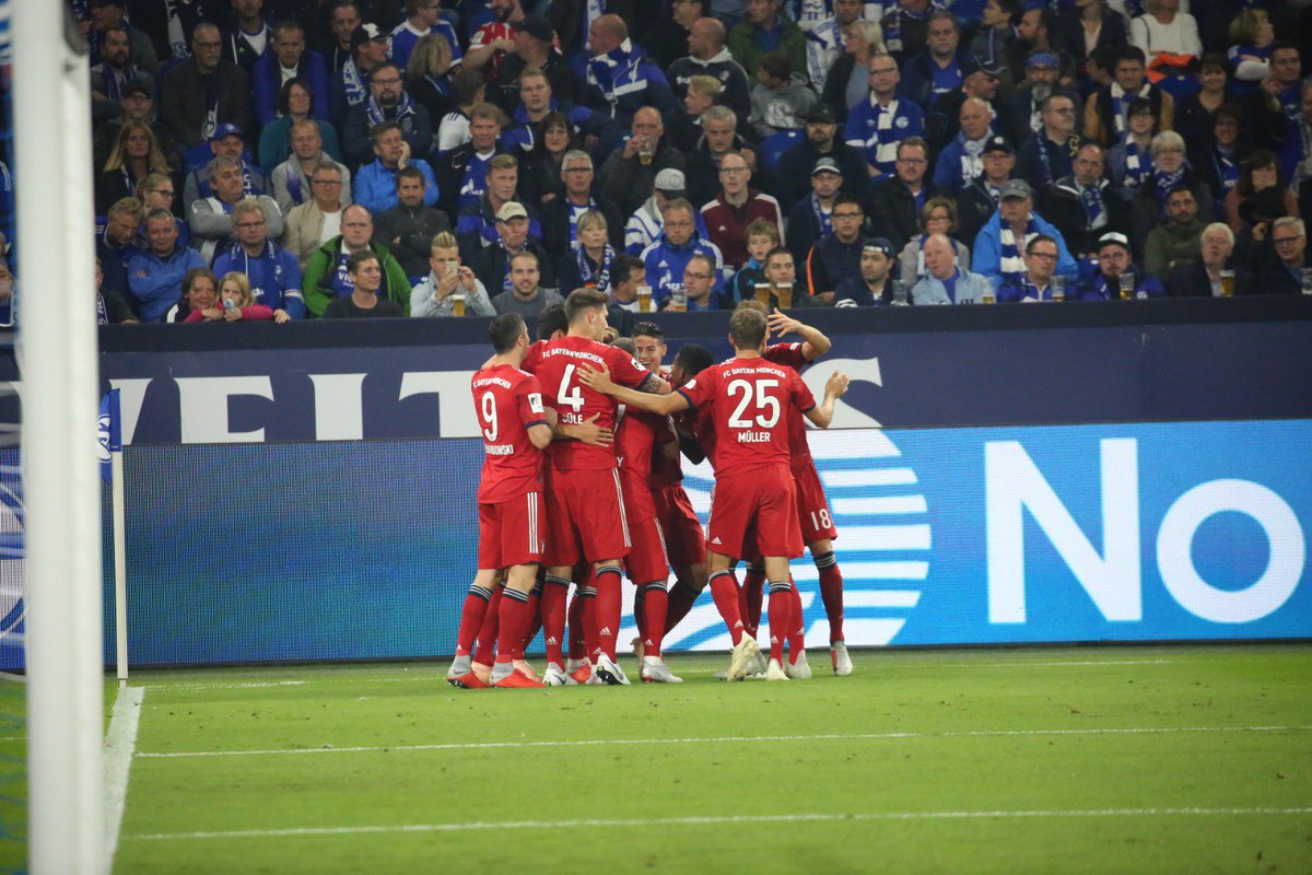 James celebra el gol con sus compañeros.