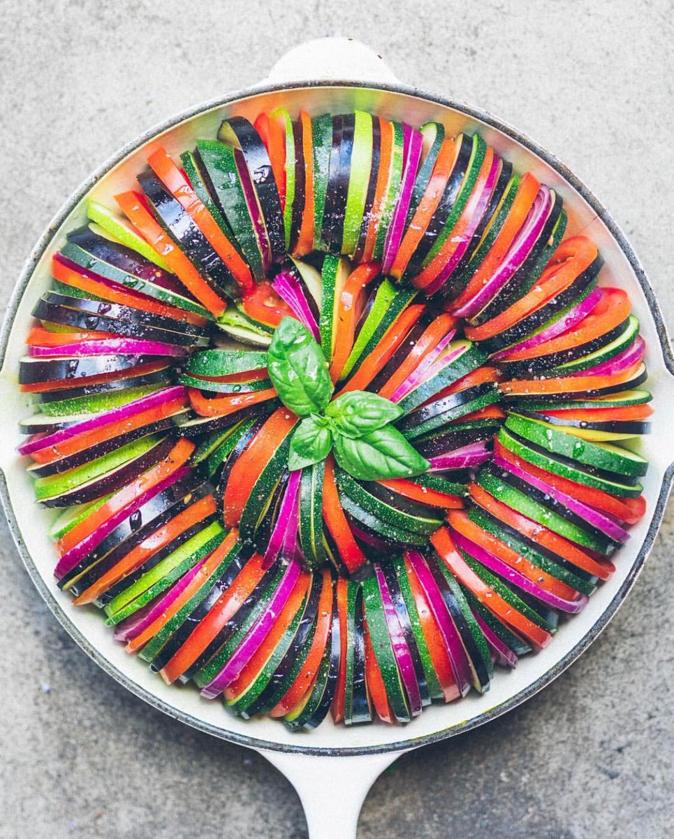 Getting ready to pop this tomato, eggplant and zucchini ratatouille into the oven with @anettvelsberg! 🔥🔥🔥

#food #foodporn