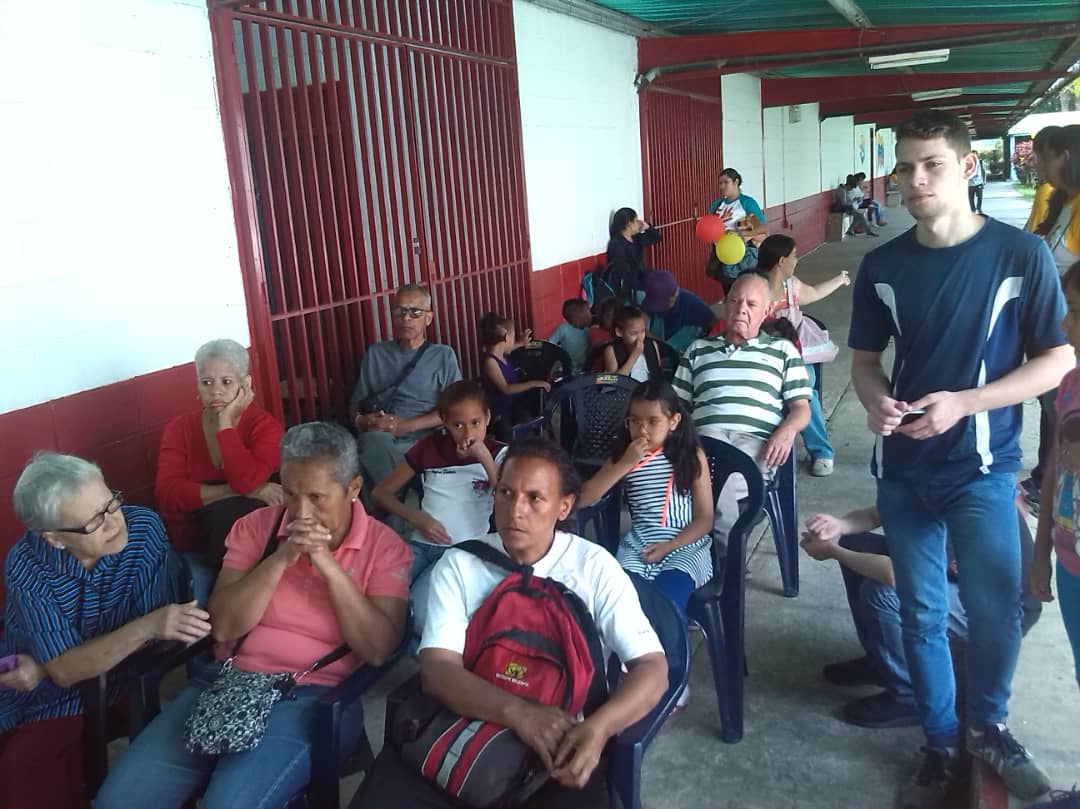 ivssoficial's tweet photo. #AHORA El equipo del #IVSS en coordinación con #SomosVenezuela, llevan a cabo una jornada de salud integral con servicios de atención médica, atendiendo a vecinos en el #Inces #Caricuao https://t.co/0iO7WbwCv4