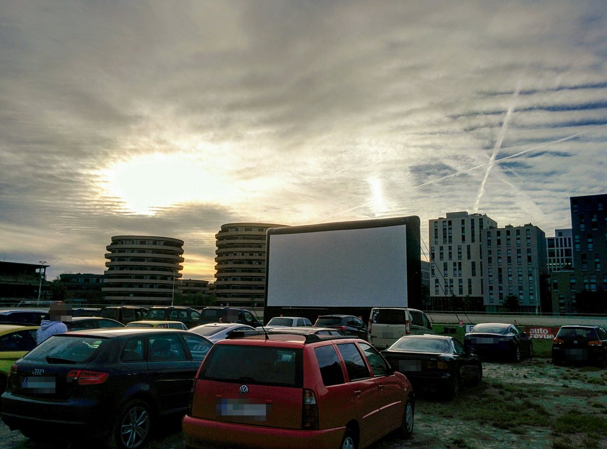 Autorevue-#Autokino auf der Trabrennbahn Krieau in Wien <a href="/Autorevue_Tweet/">autorevue</a> #AutokinoWien #AutorevueAutokino