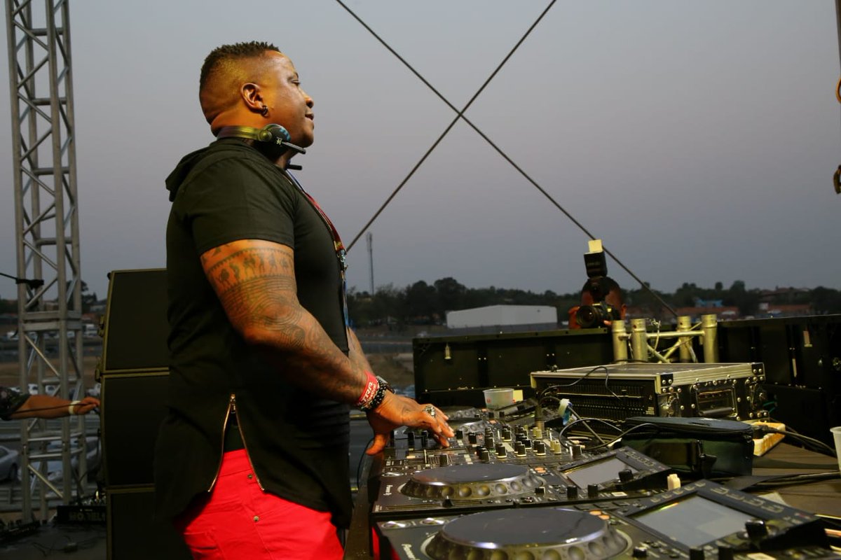 KayaON959's tweet photo. @DJFreshSA took to the stage and brought the heat with a sizzling set  at #DStvDelicious.

#KayaWeekends https://t.co/DlZspmVCsL